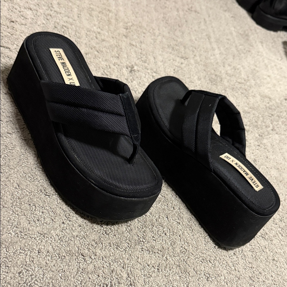 Steve Madden Black Platform Flip Flops - Picture 2 of 3